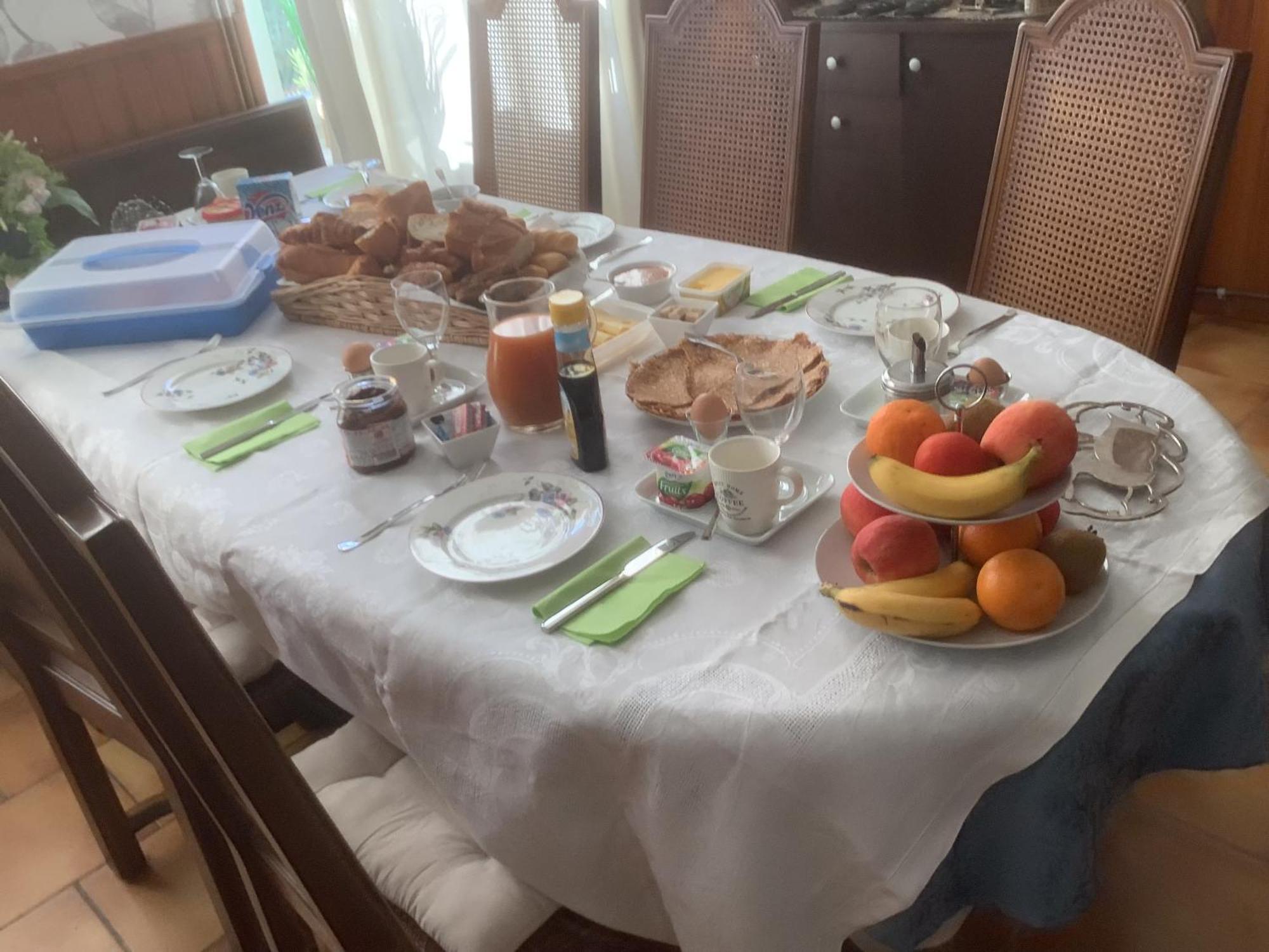 Le Voyageur Bed & Breakfast Saint-Bonnet-Troncais Bagian luar foto